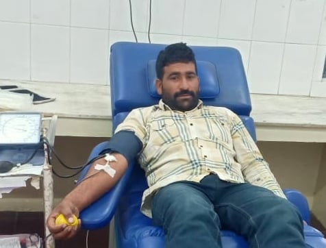 मेडिकल कालेज नाहन में रक्तदान करते ड्राप्स ऑफ होप के सदस्य दलीप। संवाद