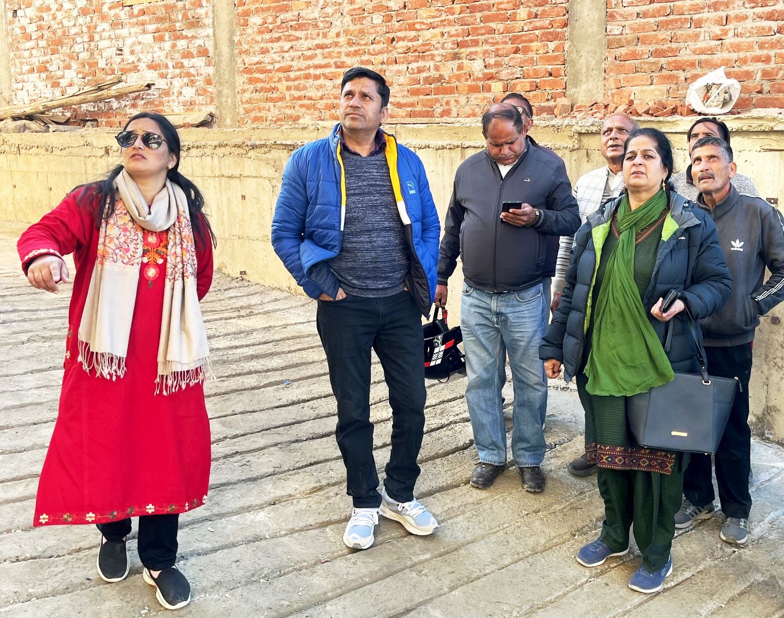 सोलन में आयुर्वेदिक अस्पताल के समीप अवैध जगह पर बनाई गई झुग्गी-झोपड़ी का निरिक्षण करती उपमहापौर सोलन में आयुर्वेदिक अस्पताल के समीप अवैध जगह पर बनाई गई झुग्गी-झोपड़ी का निरिक्षण करती उपमहापौर