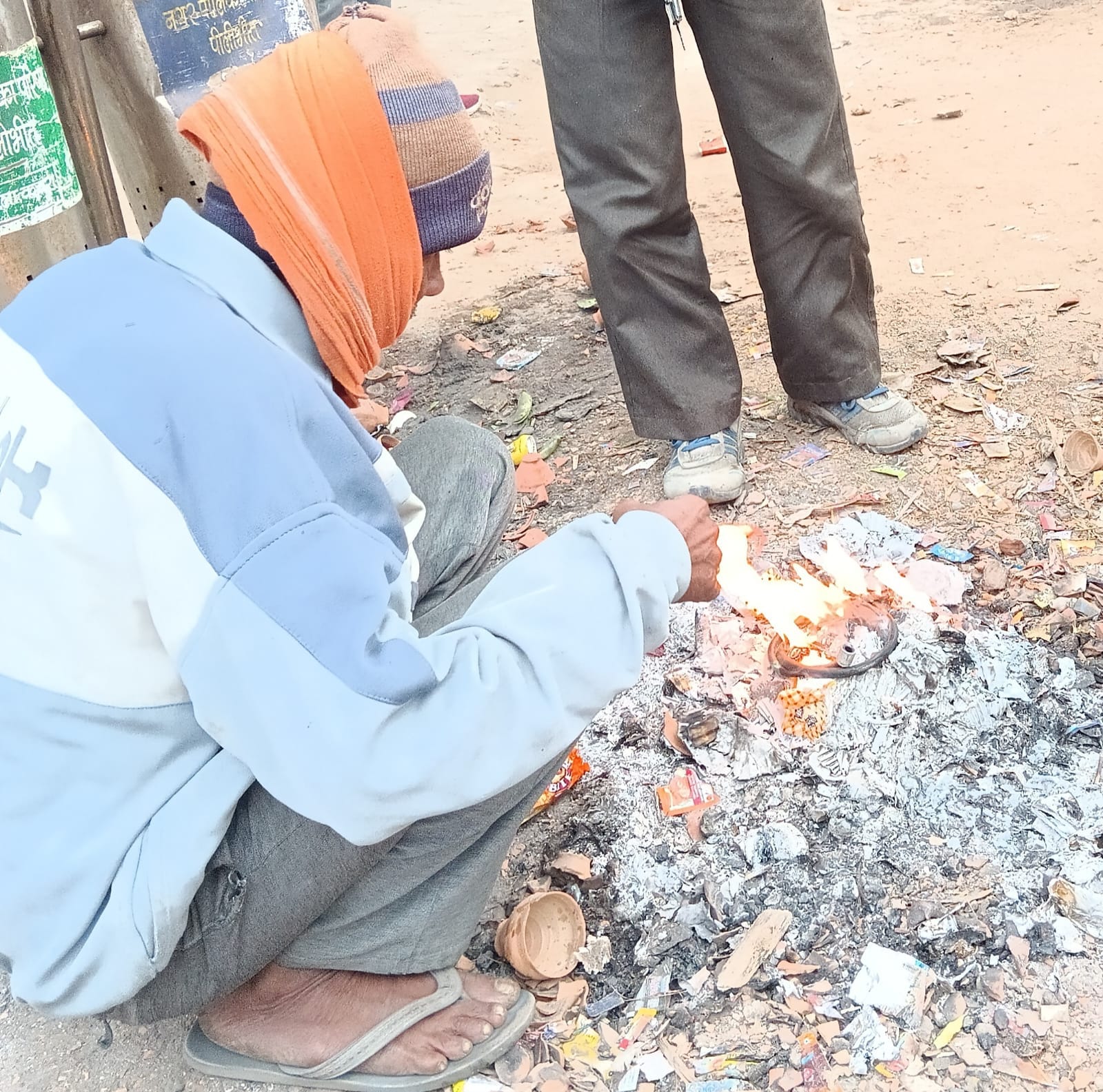बुधवार की दोपहर आसमान में छाये बादल । संवाद