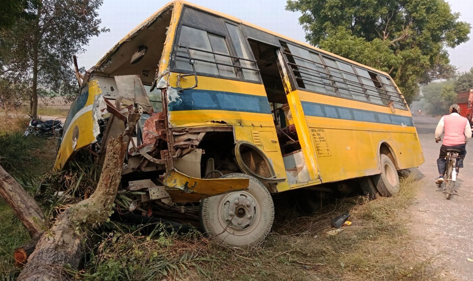 मौके पर पहुंचे एसडीएम और मैजूद लोग। संवाद