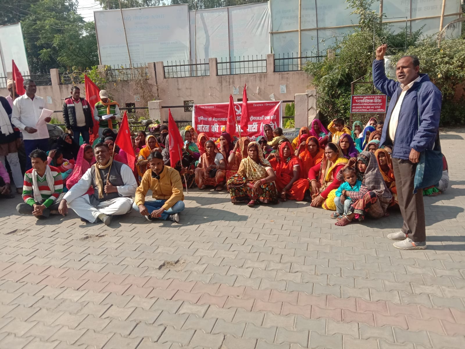 एडीएम को ज्ञापन देते इडिया गठबंधन के सदस्य । संवाद