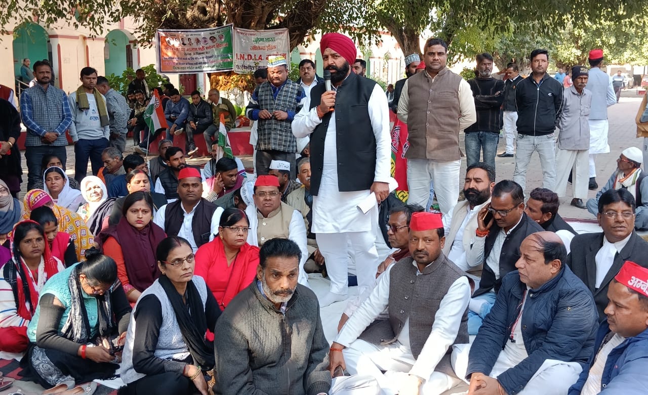 एडीएम को ज्ञापन देते इडिया गठबंधन के सदस्य । संवाद