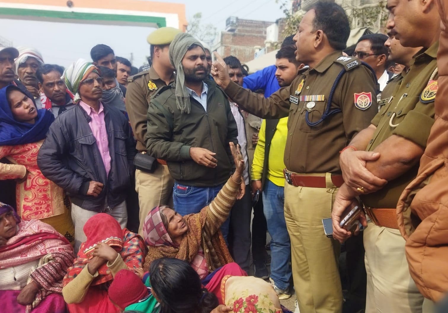 संग्रामगढ़ के नरई चौराहे पर ग्रामीणों व परिजनों द्वारा लगाये गये जाम में दौरन जुटी भीड़। संवाद