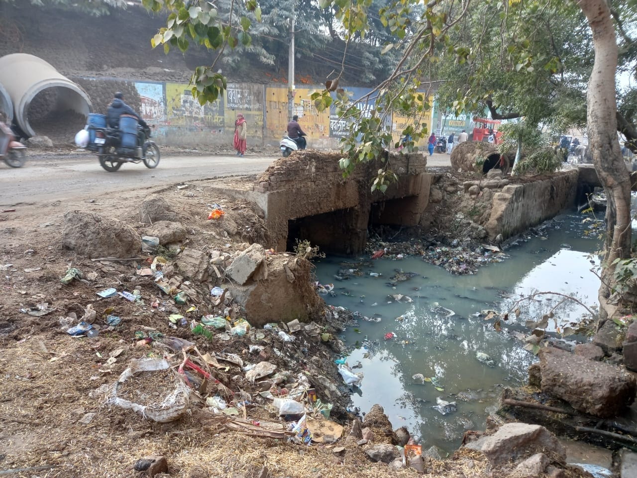 12 क्रास रोड पर पक्की सराय के पास चल रहा सड़क का निर्माण। संवाद 12 क्रास रोड पर पक्की सराय के पास चल रहा सड़क का निर्माण। संवाद