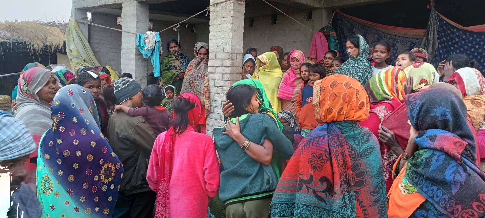 चायल कस्बे के नईम मिया मोहल्ले में मार्ग हादसे के बाद क्षतिग्रस्त आटो व मौके पर जुटे लेाग।     