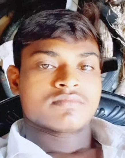 चायल कस्बे के नईम मिया मोहल्ले में मार्ग हादसे के बाद क्षतिग्रस्त आटो व मौके पर जुटे लेाग।     