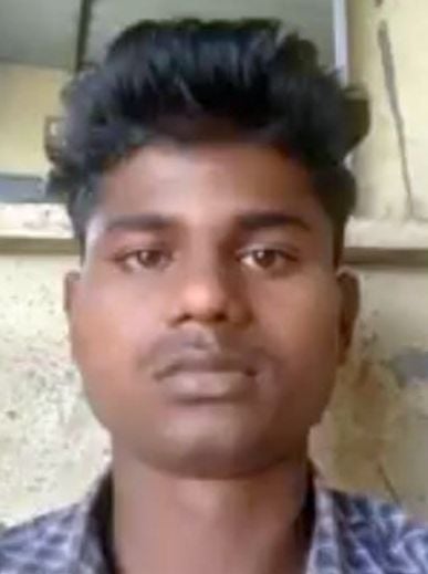 चायल कस्बे के नईम मिया मोहल्ले में मार्ग हादसे के बाद क्षतिग्रस्त आटो व मौके पर जुटे लेाग।     