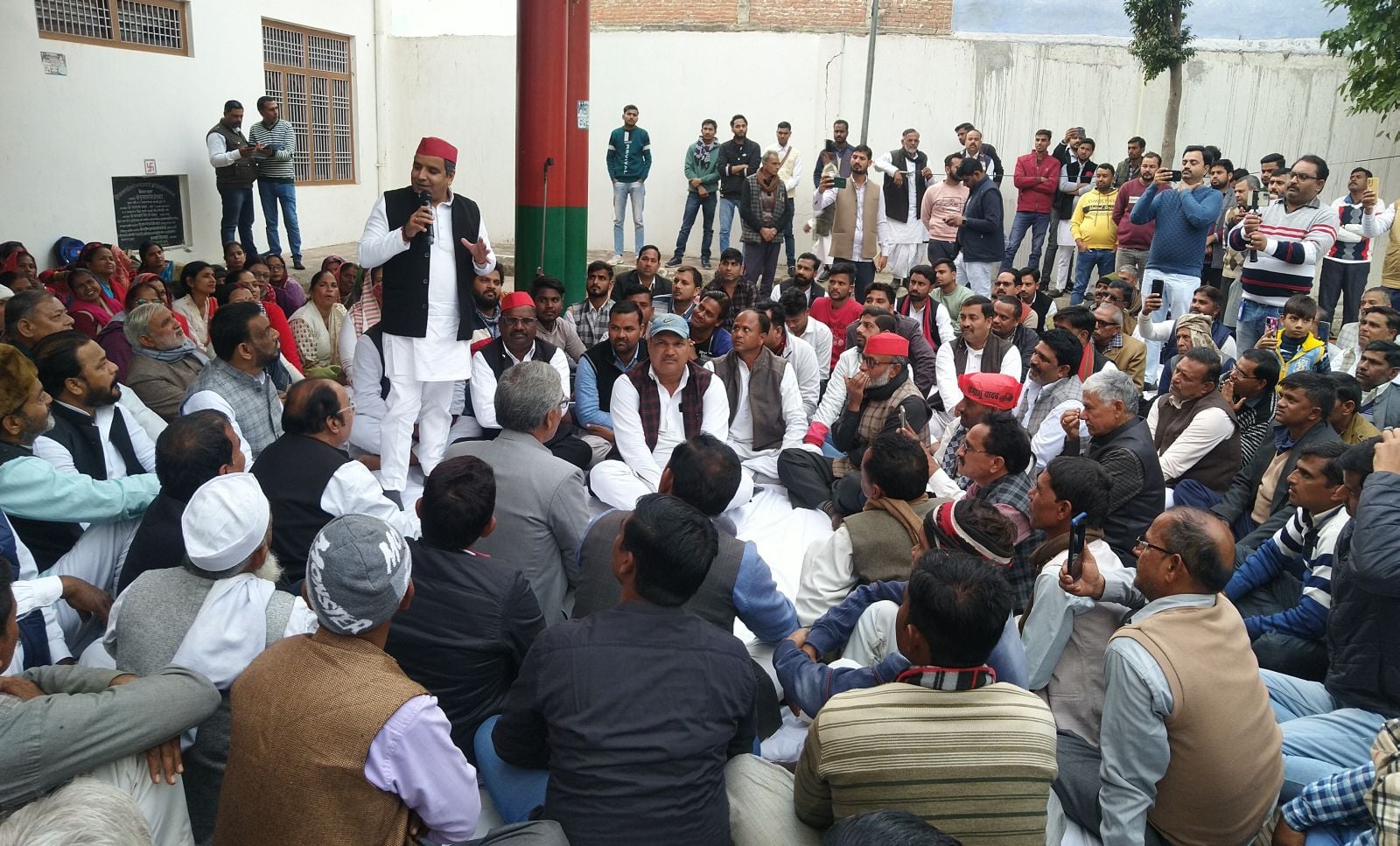 डीआरओ को ज्ञापन देते कांग्रेस जिलाध्यक्ष। स्रोत-कांग्रेस डीआरओ को ज्ञापन देते कांग्रेस जिलाध्यक्ष। स्रोत-कांग्रेस