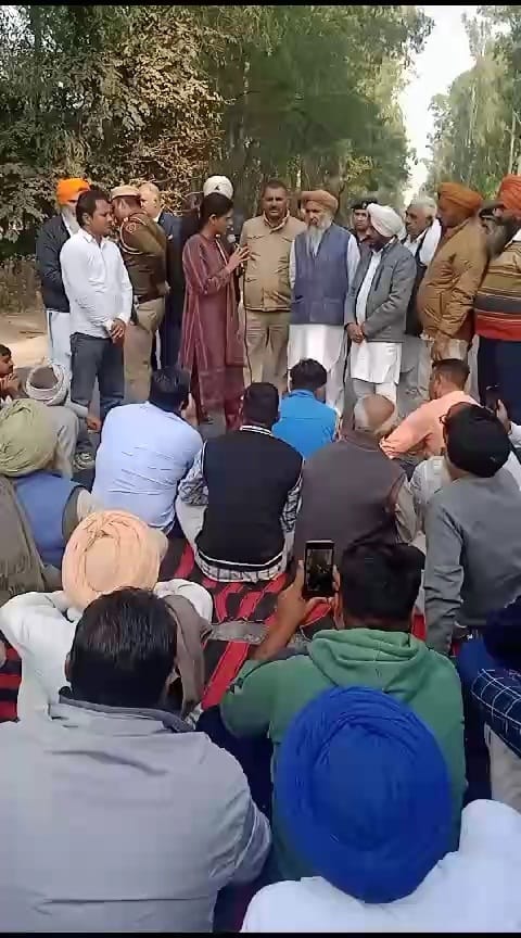 गन्ने के लंबित भुगतान को लेकर सड़क जाम करते किसान। संवाद गन्ने के लंबित भुगतान को लेकर सड़क जाम करते किसान। संवाद
