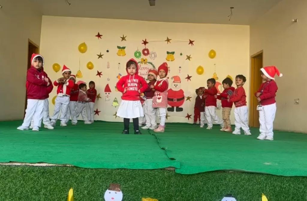 लार्ड कृष्णा स्कूल में मनाया गया क्रिसमस कार्यक्रम में सजे बच्चो के साथ मौजूद प्रधानाचार्य । स्
