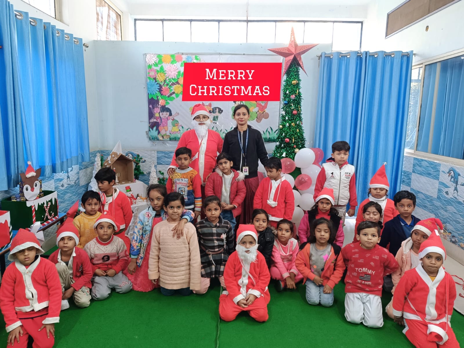 लार्ड कृष्णा स्कूल में मनाया गया क्रिसमस कार्यक्रम में सजे बच्चो के साथ मौजूद प्रधानाचार्य । स्