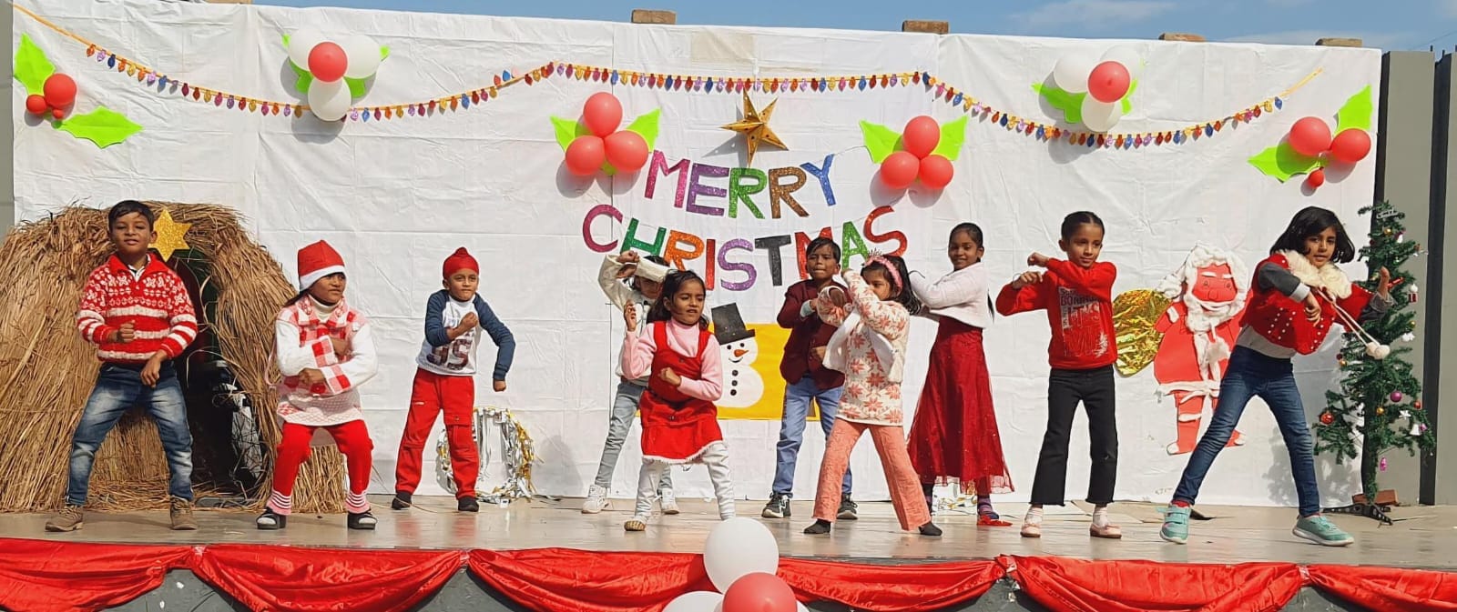 लार्ड कृष्णा स्कूल में मनाया गया क्रिसमस कार्यक्रम में सजे बच्चो के साथ मौजूद प्रधानाचार्य । स्