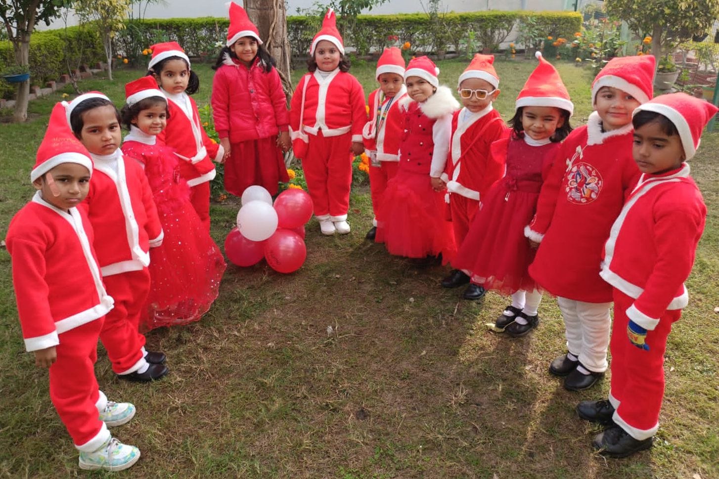 ऑल सेंट्स स्कूल में किसमस पर केक काटते शिक्षक व बच्चे। संस्था