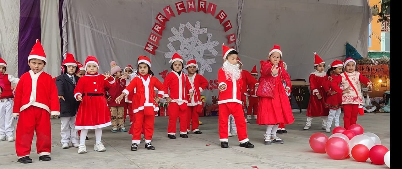 ऑल सेंट्स स्कूल में किसमस पर केक काटते शिक्षक व बच्चे। संस्था