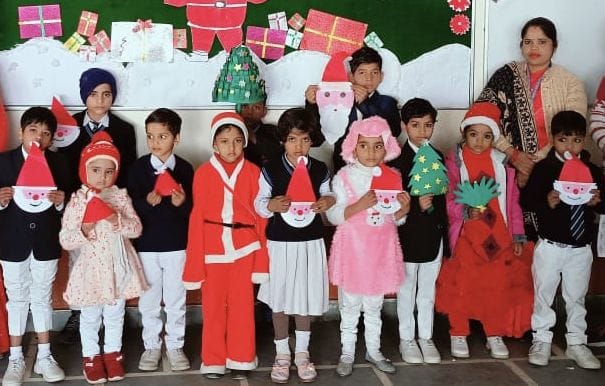 ऑल सेंट्स स्कूल में किसमस पर केक काटते शिक्षक व बच्चे। संस्था