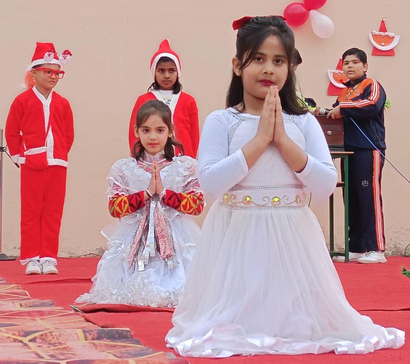 ऑल सेंट्स स्कूल में किसमस पर केक काटते शिक्षक व बच्चे। संस्था