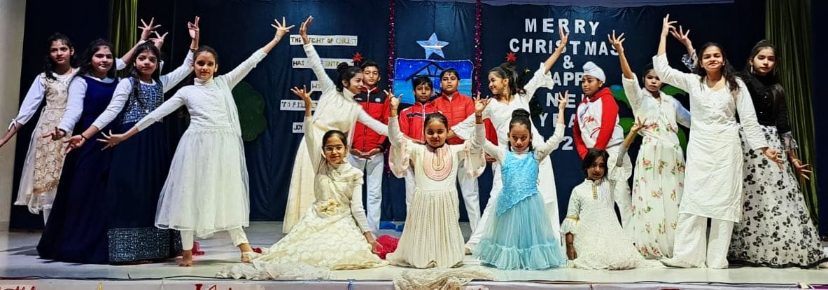 ऑल सेंट्स स्कूल में किसमस पर केक काटते शिक्षक व बच्चे। संस्था