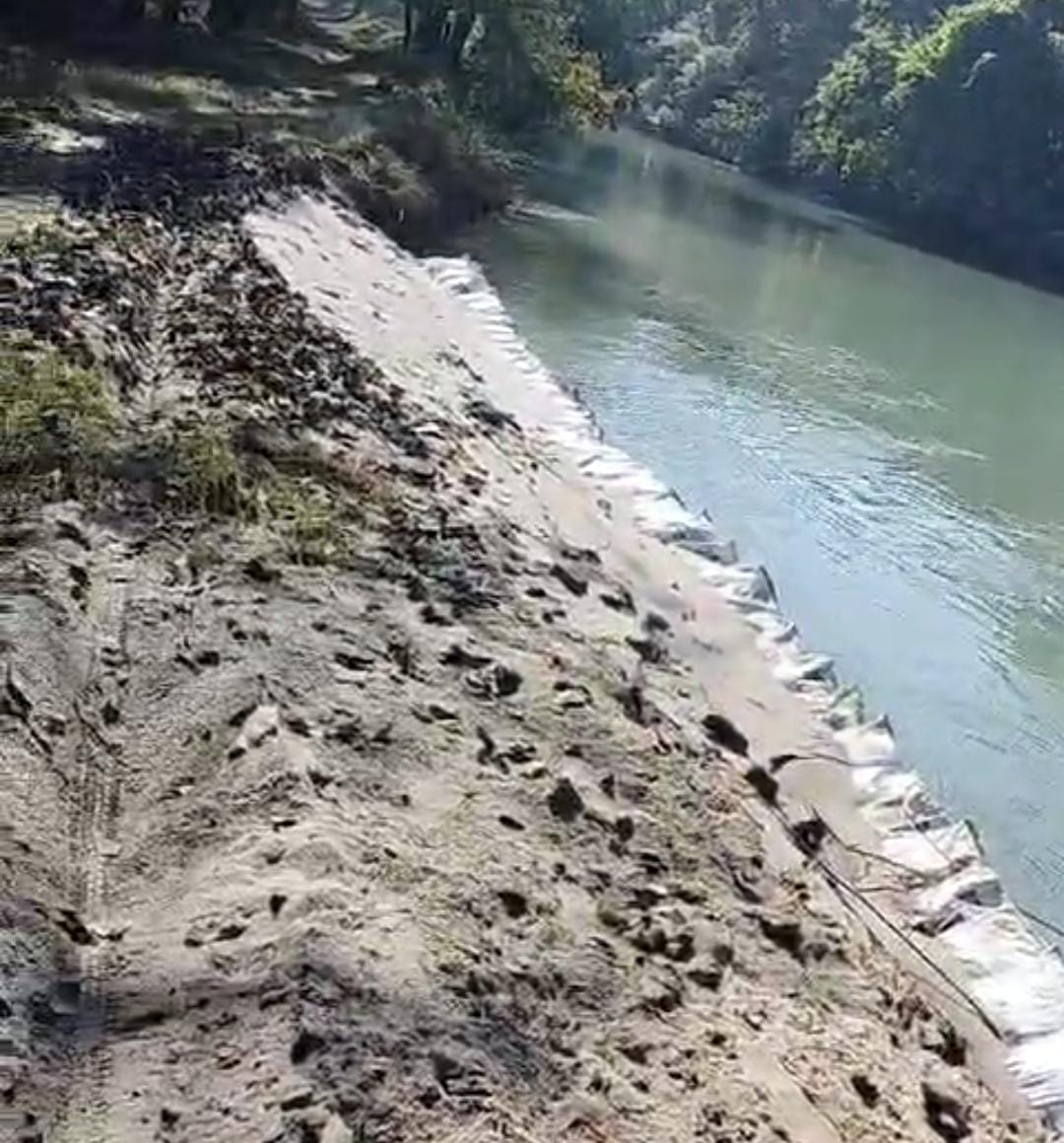 प्रदर्शन करते मथना जपती क्षेत्र के किसान । संवाद