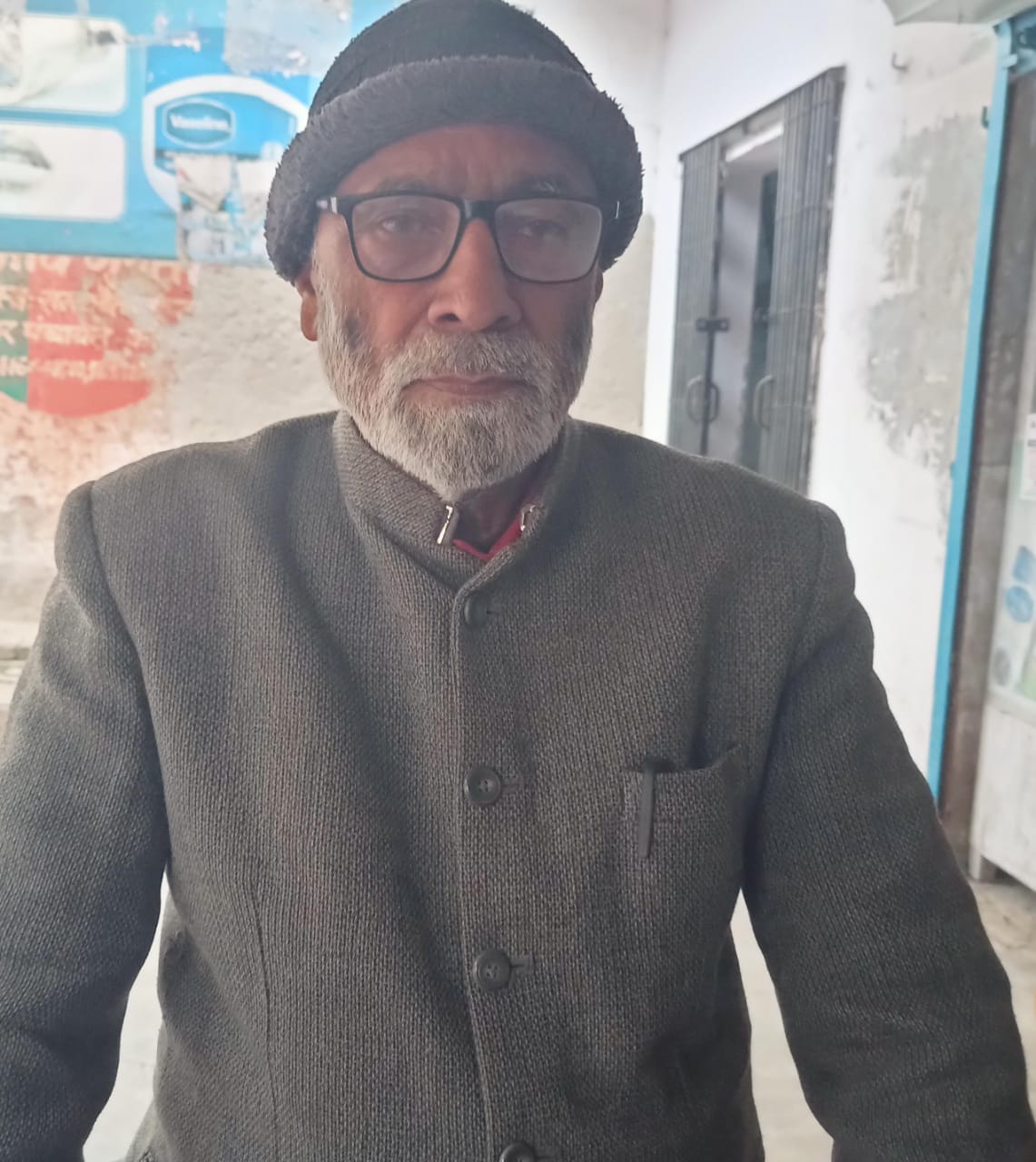 सेब और अमरूद के बाग में गुरूसेवक सिंह। संवाद