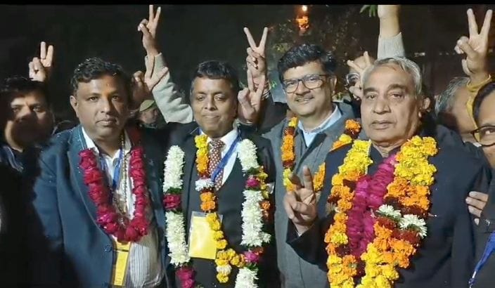 फोटो 38- हिंदू विद्यापीठ में चल रहे मतदान के दौरान मतदाताओं के पहचान पत्र की जांच करते अधिकारी।