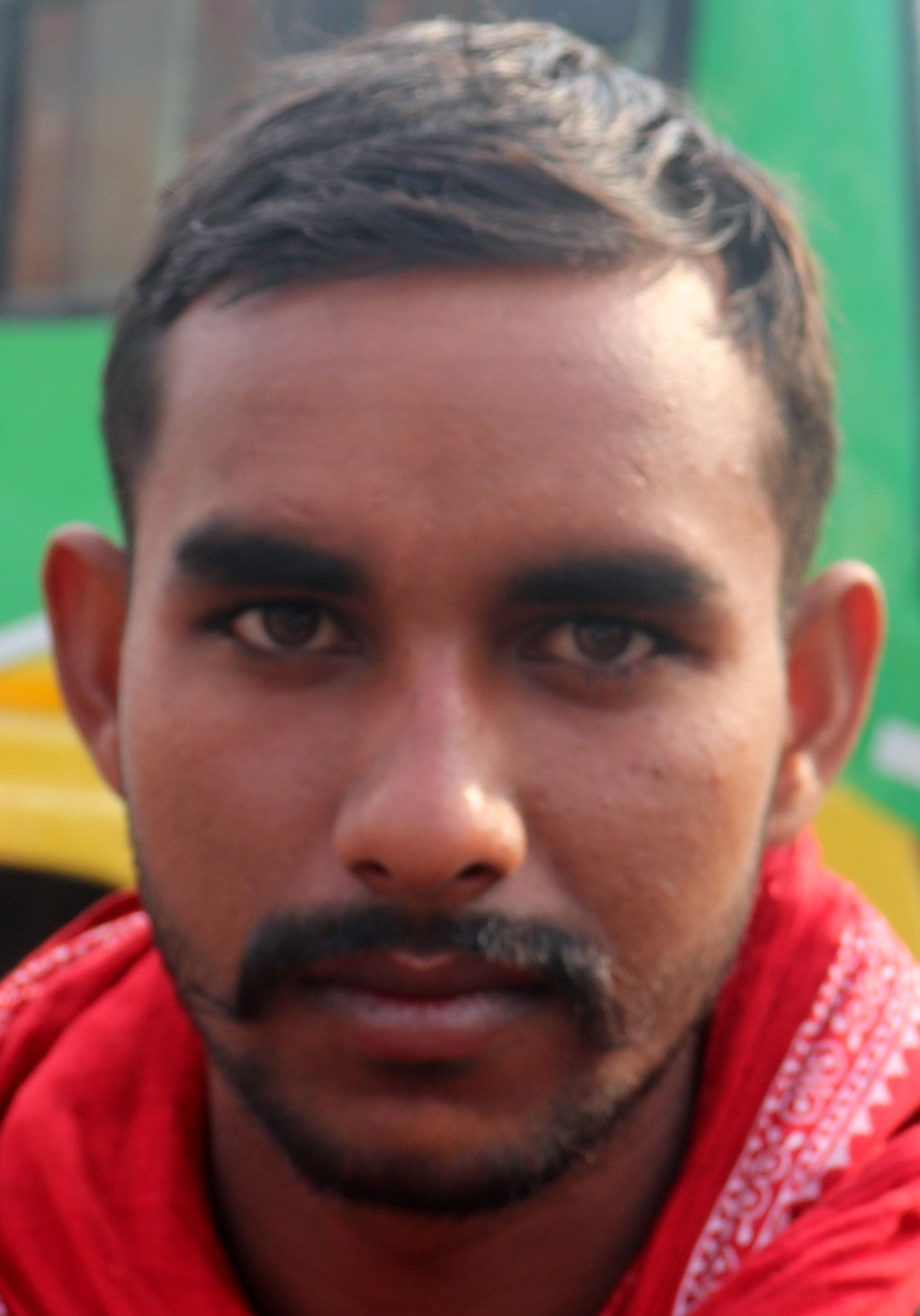 रोडवेज बस अड्डे पर खड़ी डग्गामार बस व भटकते यात्री। संवाद