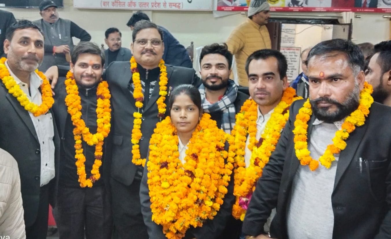 सीबीए की नई कार्यकारिणी के उपाध्यक्ष पद पर विजेता अजय त्रिपाठी का फूलमाला पहनाकर स्वागत करते व 