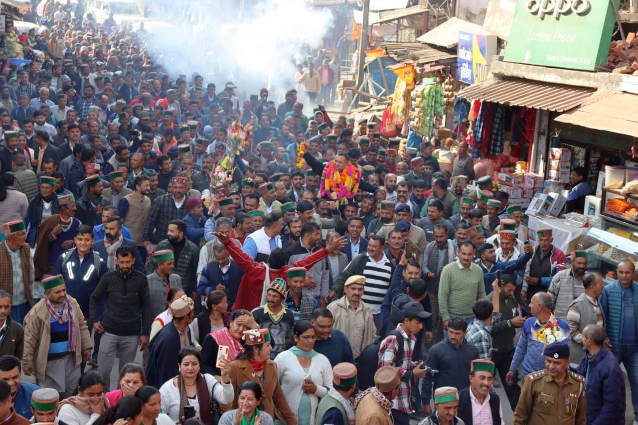 सर्किट हाउस नाहन में विधानसभा उपाध्यक्ष विनय कुमार का स्वाागत करते कार्यकर्ता। संवाद सर्किट हाउस नाहन में विधानसभा उपाध्यक्ष विनय कुमार का स्वाागत करते कार्यकर्ता। संवाद