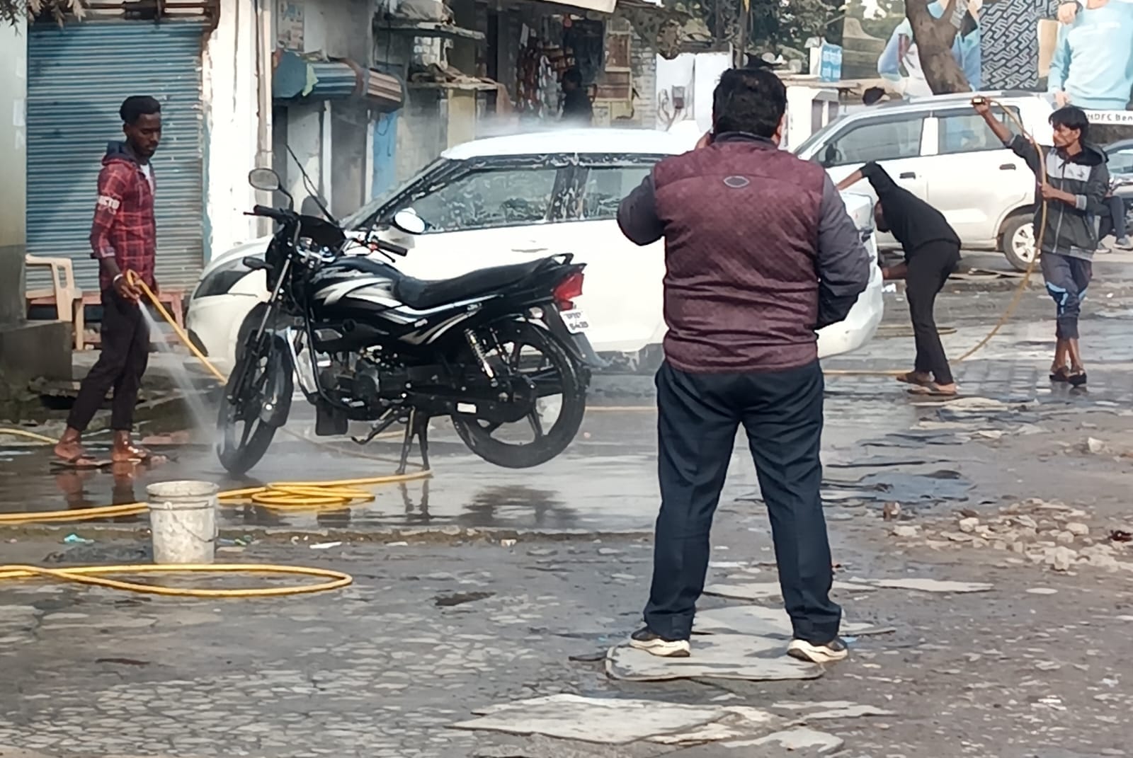 वाहनो की होती धुलाई । संवाद