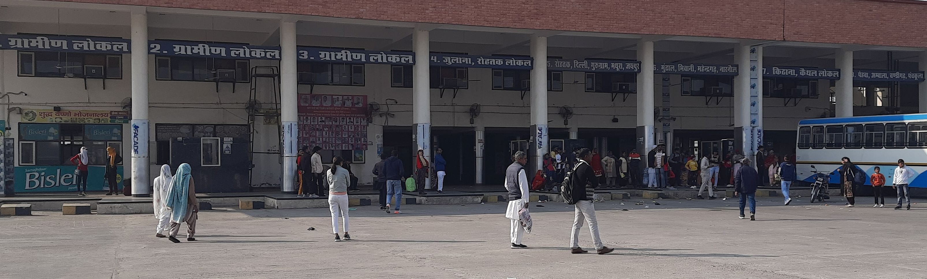 24जेएनडी07-बस अड्डे पर बस आने का इंतजार करते यात्री। संवाद