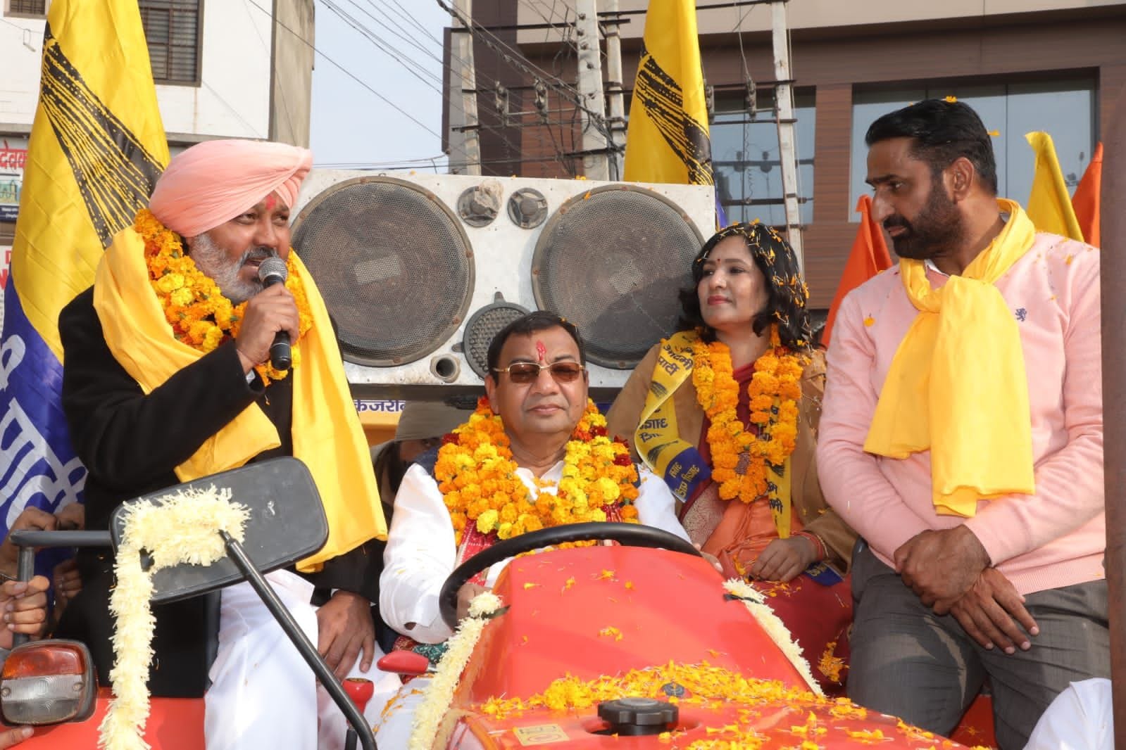 24जेएनडी33: बदलाव यात्रा के समापन पर शहर में ट्रैक्टर चलाते हुए राज्यसभा सांसद सुशील गुप्ता, सा 24जेएनडी33: बदलाव यात्रा के समापन पर शहर में ट्रैक्टर चलाते हुए राज्यसभा सांसद सुशील गुप्ता, सा