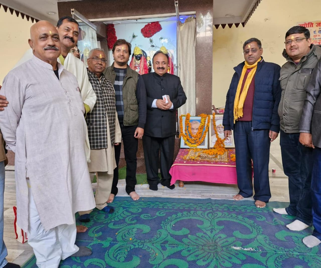 चित्र पर माल्यार्पण करते अखिल भारतीय ब्राह्मण सभा के पदाधिकारी। स्रोत - सभा