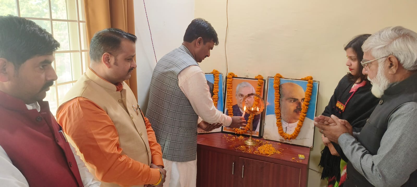 चित्र पर माल्यार्पण करते अखिल भारतीय ब्राह्मण सभा के पदाधिकारी। स्रोत - सभा