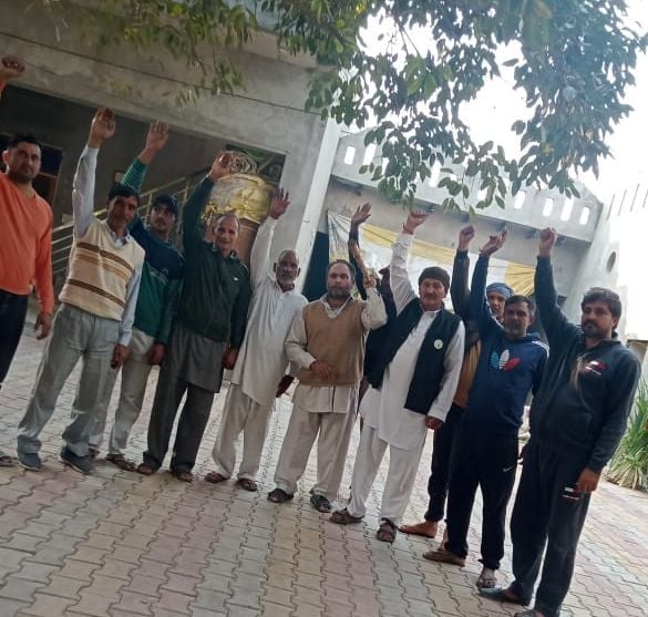 फोटो 09- सोनीपत के गांव छिछड़ाना में खेतों की बिजली आपूर्ति का शेड्यूल बदलने पर रोष प्रकट करते क फोटो 09- सोनीपत के गांव छिछड़ाना में खेतों की बिजली आपूर्ति का शेड्यूल बदलने पर रोष प्रकट करते क