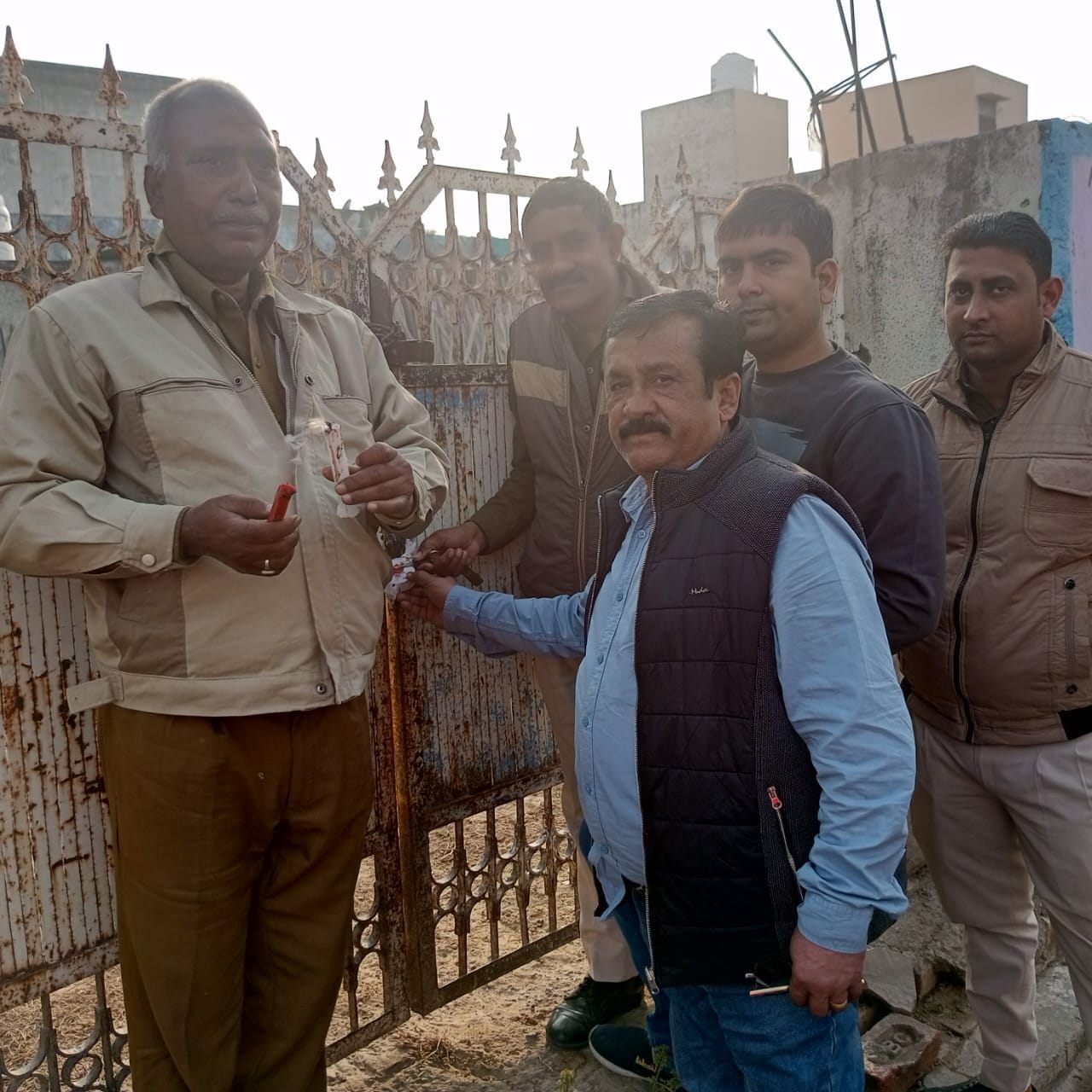 फोटो 21. सोनीपत के गढ़ शहजानपुर के पास धर्मशाला को सील करते क्षेत्रीय कर अधिकारी राजेंद्र चुघ व