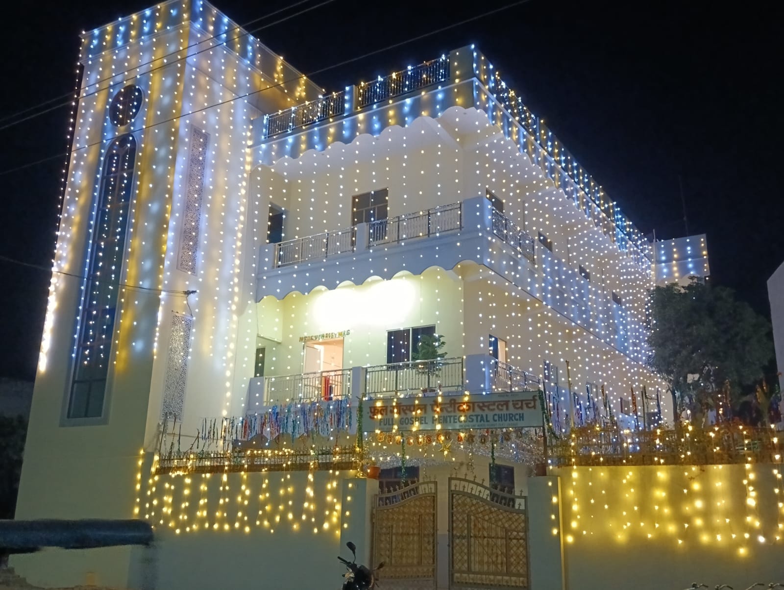 क्रिसमस पर्व पर सेट एलायसिस कॉलेज परिसर में सजाई गई झांकी । संवाद