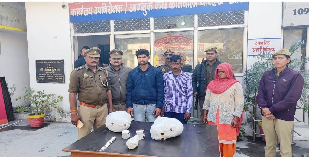 मृतक के घर के बाहर जुटी भीड़-संवाद मृतक के घर के बाहर जुटी भीड़-संवाद