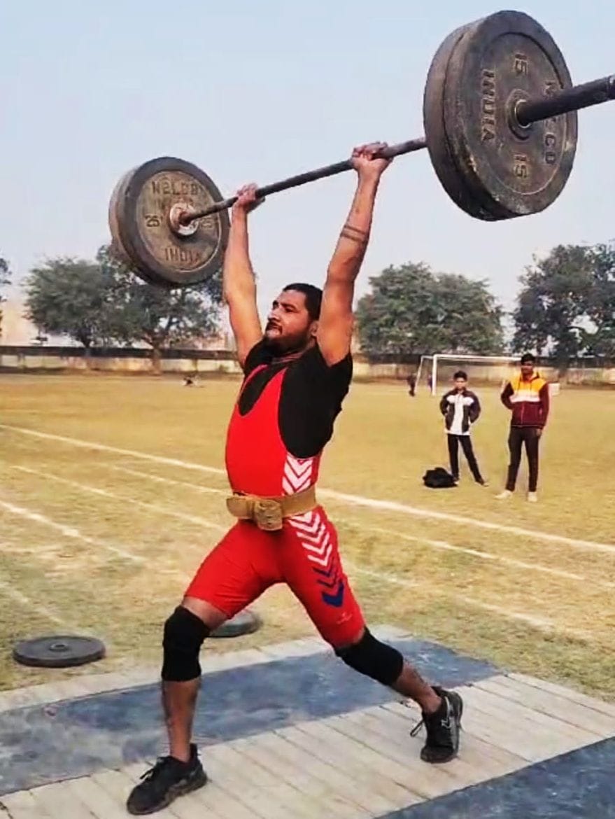 स्पोर्ट्स स्टेडियम हथौड़ा में भार उठाती बालिका वर्ग की खिलाड़ी। संस्था