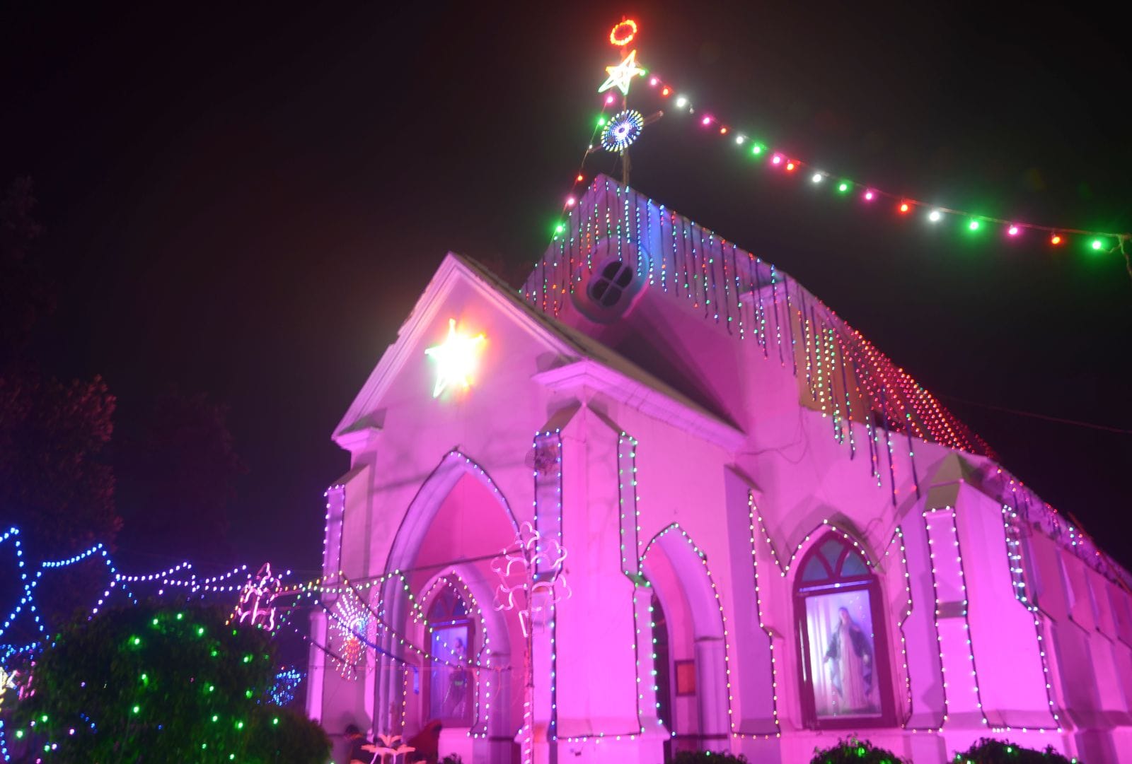 दुकान पर क्रिसमस की खरीदारी करते लोग। संवाद