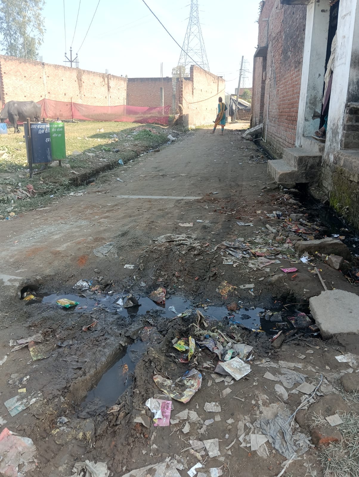 इस्लाम न्रगर में बनी कच्ची नाली । संवाद