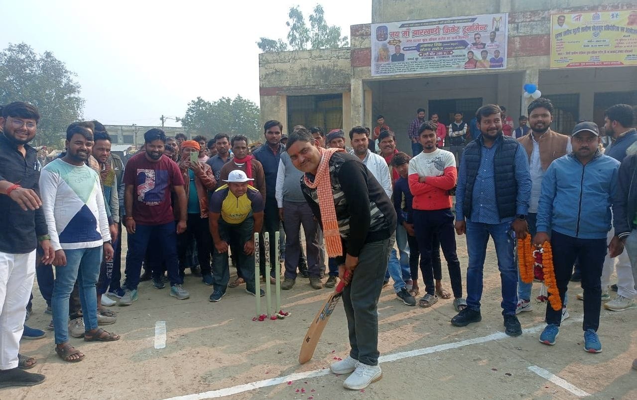 मूरतगंज ब्लॉक के फदिलाबाद में आयोजित दो दिवसीय दंगल में जोर आजमाईस करते पहलवान।         संवाद