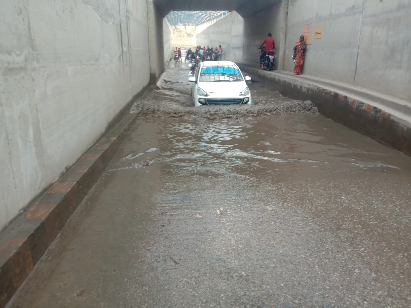 पूरनपुर क्षेत्र के दुधिया खुर्द रेलवे स्टेशन पर ट्रेन के आगे बैठकर प्रदर्शन करते लोग । संवाद