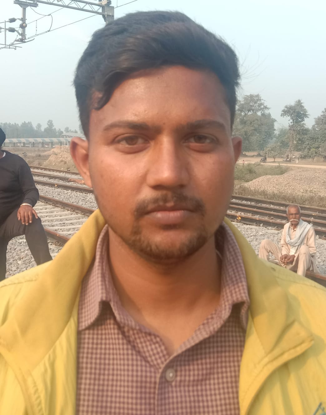 पूरनपुर क्षेत्र के दुधिया खुर्द रेलवे स्टेशन पर ट्रेन के आगे बैठकर प्रदर्शन करते लोग । संवाद