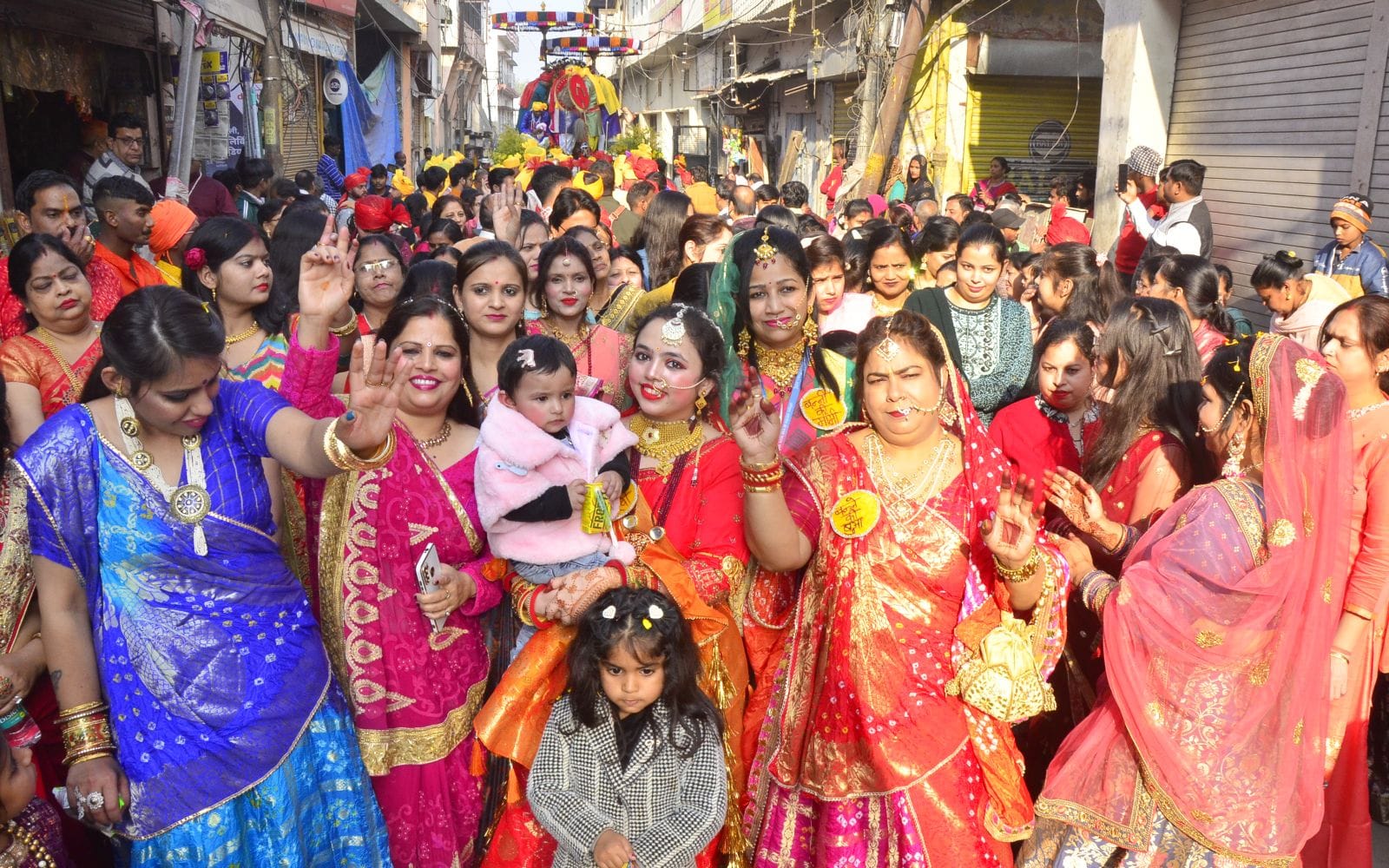 शहर में निकाली गई श्रीकृष्ण बरात में शामिल श्रीकृष्ण का रथ। संवाद