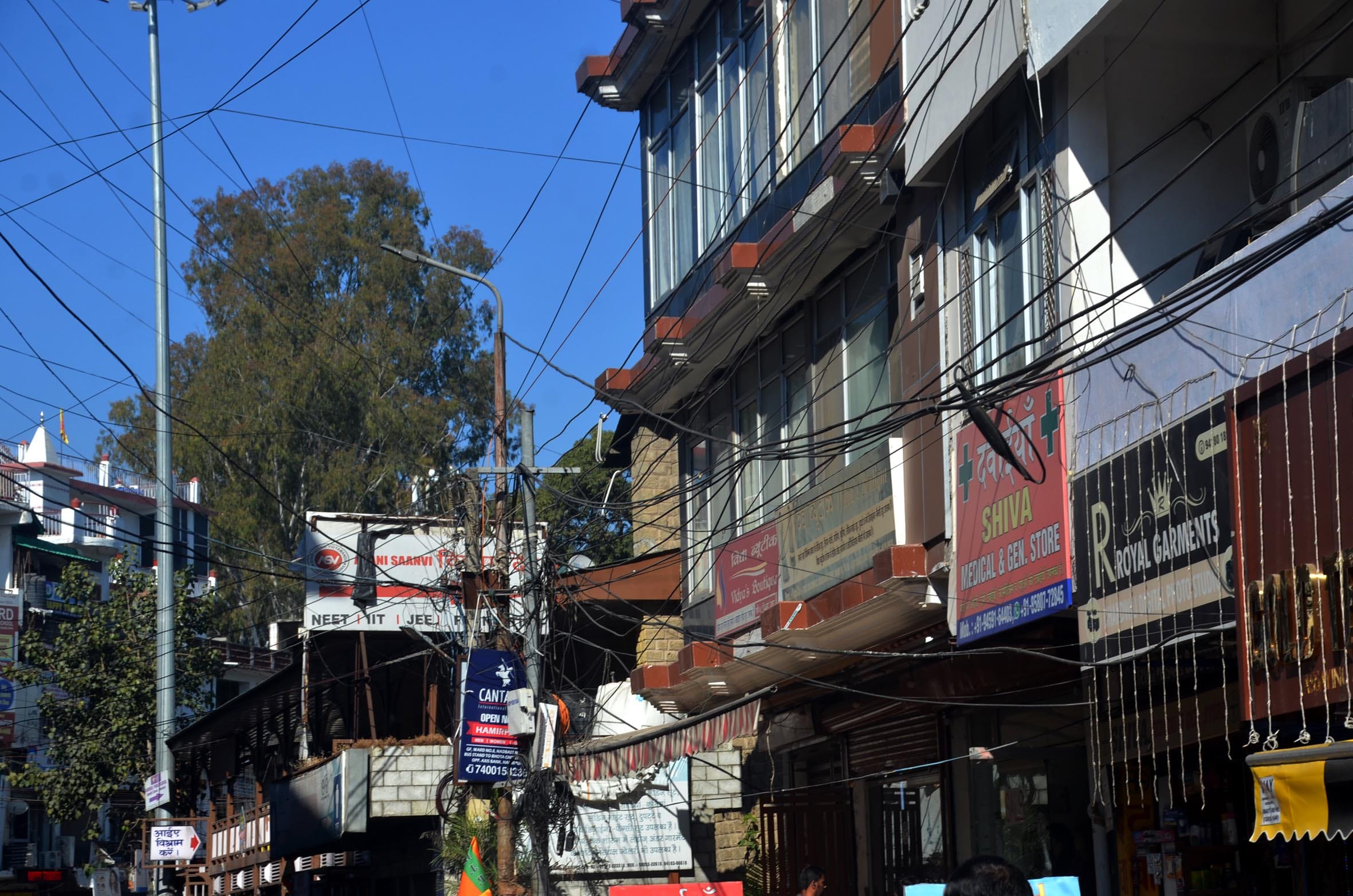 हमीपुर शहर के मुख्य बाजार में बिजली की तारों का जंजाल, गांधी चौक से बाजार का नजारा (संवाद)