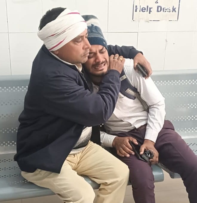 कुंडा कोतवाली के बरई दुअर पुल पर सड़क हादसे में दम्पती मौत के बाद जुटी भीड़। संवाद कुंडा कोतवाली के बरई दुअर पुल पर सड़क हादसे में दम्पती मौत के बाद जुटी भीड़। संवाद
