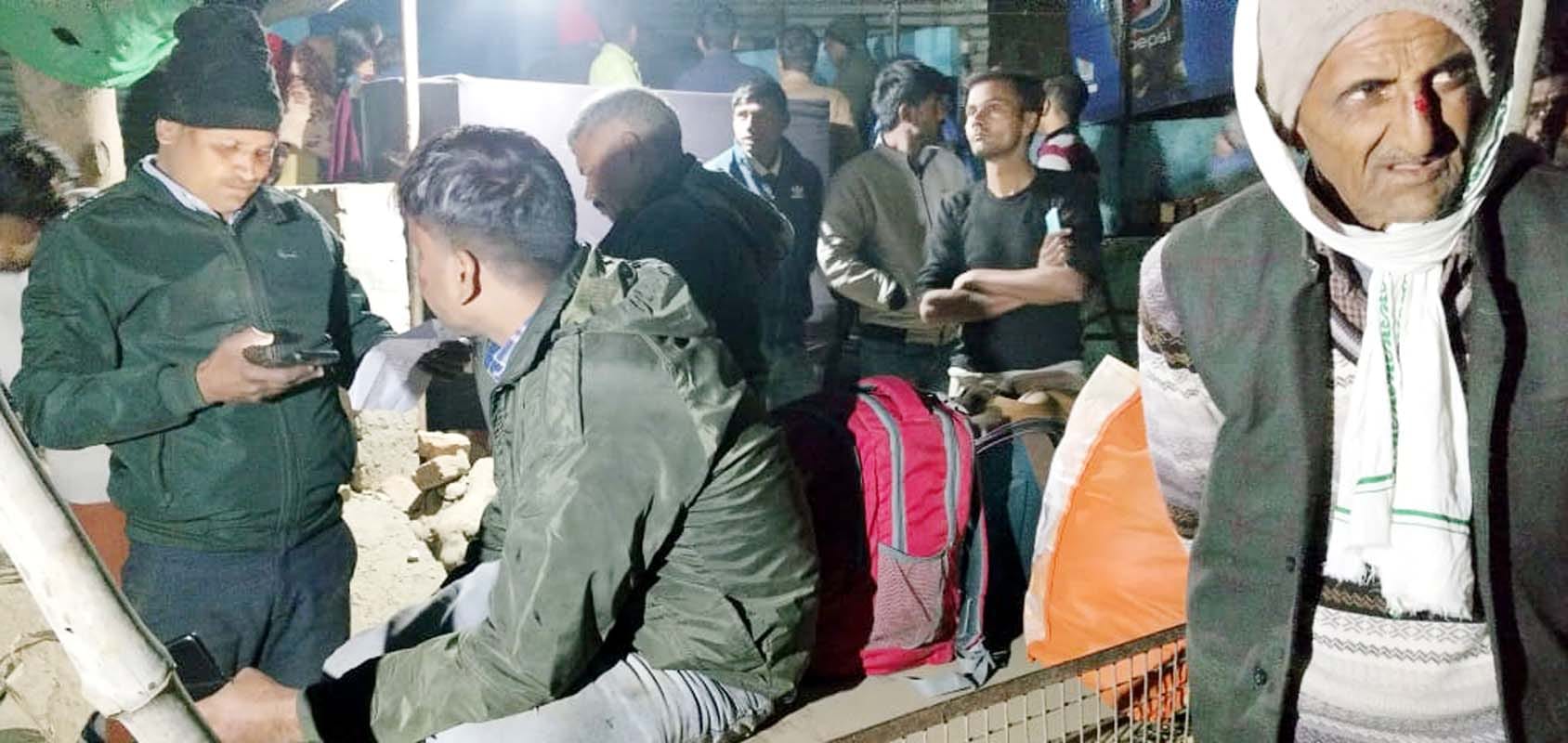 पुवायां के गांव करनापुर में हादसे के बाद क्षतिग्रस्त बस। स्रोत पुलिस