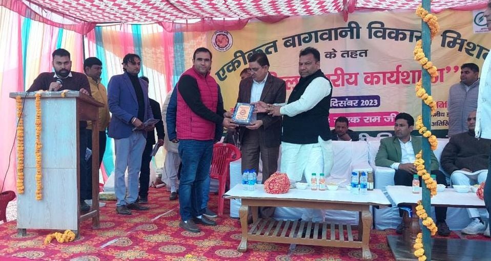 27जेएनडी28,29: सेमिनार में किसानों के उत्पाद की जानकारी लेते हुए अधिकारी। संवाद। 27जेएनडी28,29: सेमिनार में किसानों के उत्पाद की जानकारी लेते हुए अधिकारी। संवाद।