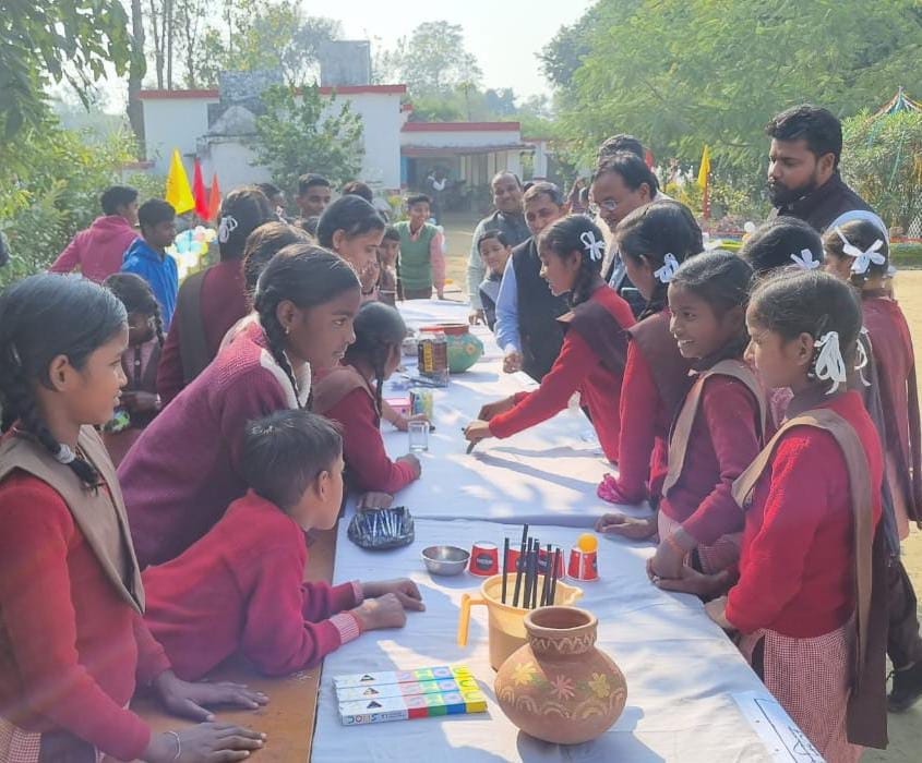 ग्राम कुंवरपुर के जूनियर हाईस्कूल में आयोजित बाल मेले में लगे स्टालो को देखते अधिकारी । स्रोत 