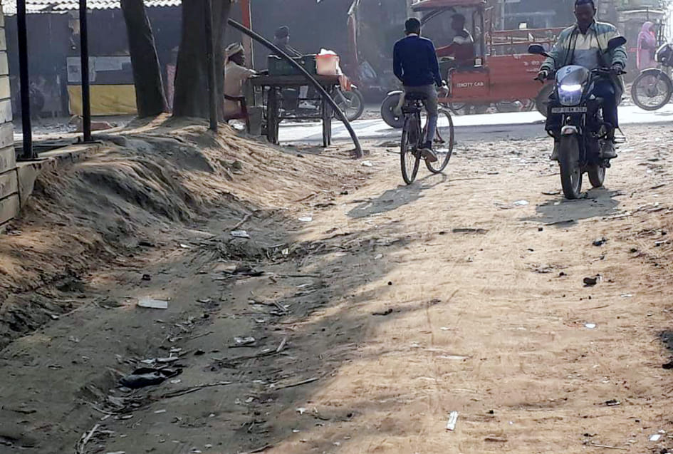 जमिरहा में खोदी गई सड़क । संवाद जमिरहा में खोदी गई सड़क । संवाद