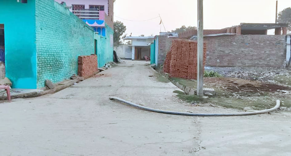 जमिरहा में खोदी गई सड़क । संवाद जमिरहा में खोदी गई सड़क । संवाद